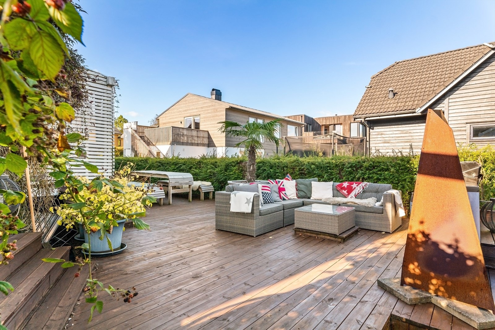 Herlige uterom skaper høy bokvalitet og innbyr til sosial samling. Sol på eiendommen til ca kl 21:30. En sone for enhver anledning. Galleribilde