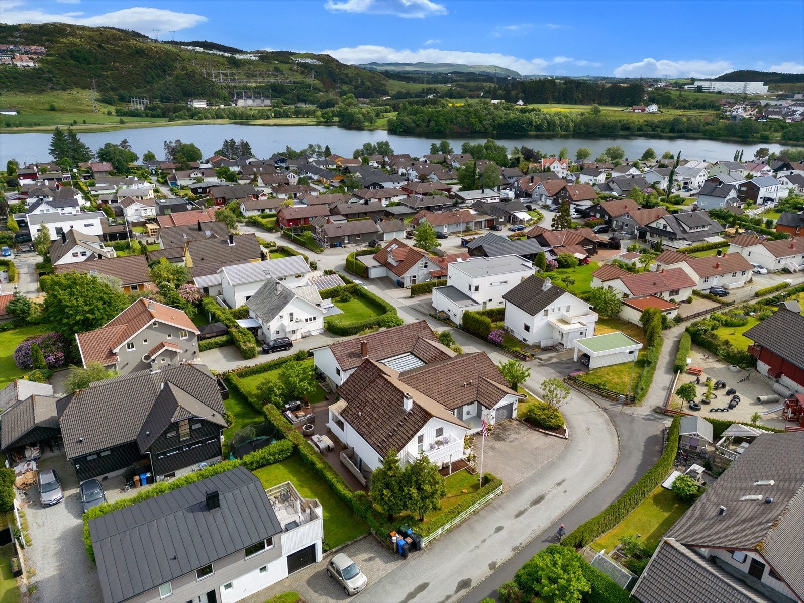 Solrike uterom til kl 21:30. Gå rett inn i tur rundt Stokkalandsvatnet. Barna springer raskt til barne- eller ungdomsskole, og idrett. Galleribilde