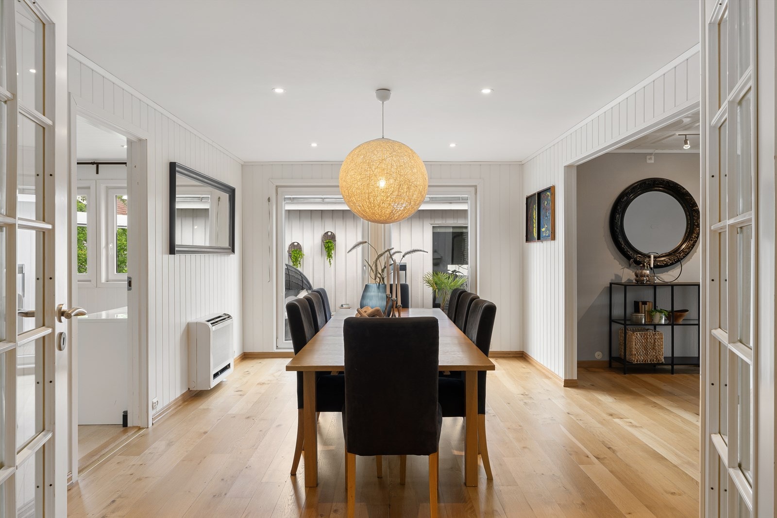 En åpen og luftig stueløsning med ulike naturlige soner og mye naturlig lys via store vindusflater mot atrium. Direkte utg. til romslig atrium, lunt, skjermet og med glasstak over deler. Galleribilde