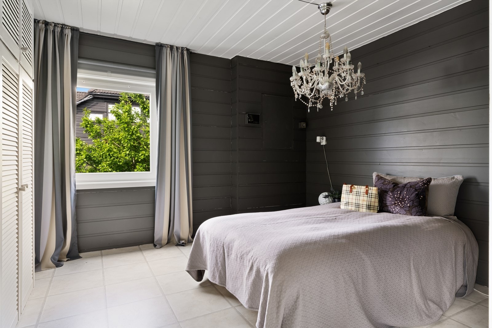 Ekstra soverom inn fra bassengdelen. Perfekt for ungdom eller gjester. Rommet er ikke byggemeldt som soverom på tegninger, men har rømingsveier. Galleribilde