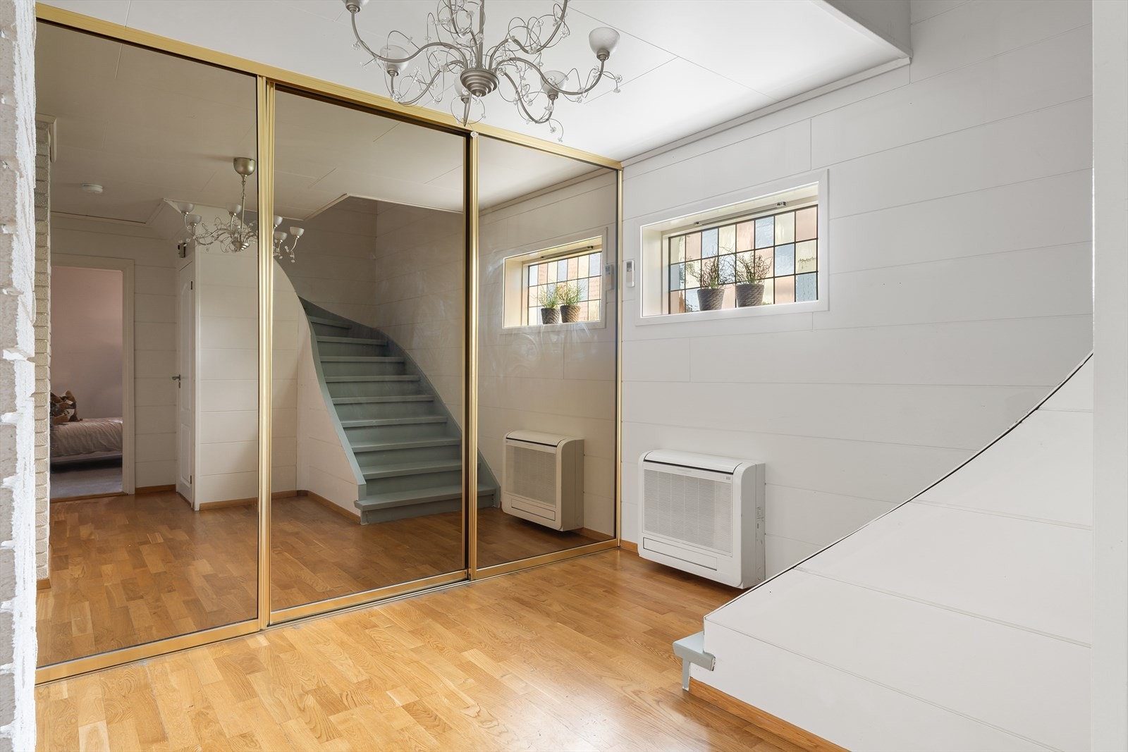 Bakgang til 2. etg med stor skyvedørsgarderobe. 7 varmepumper kan regulere de ulike sonene etter ønske. Galleribilde