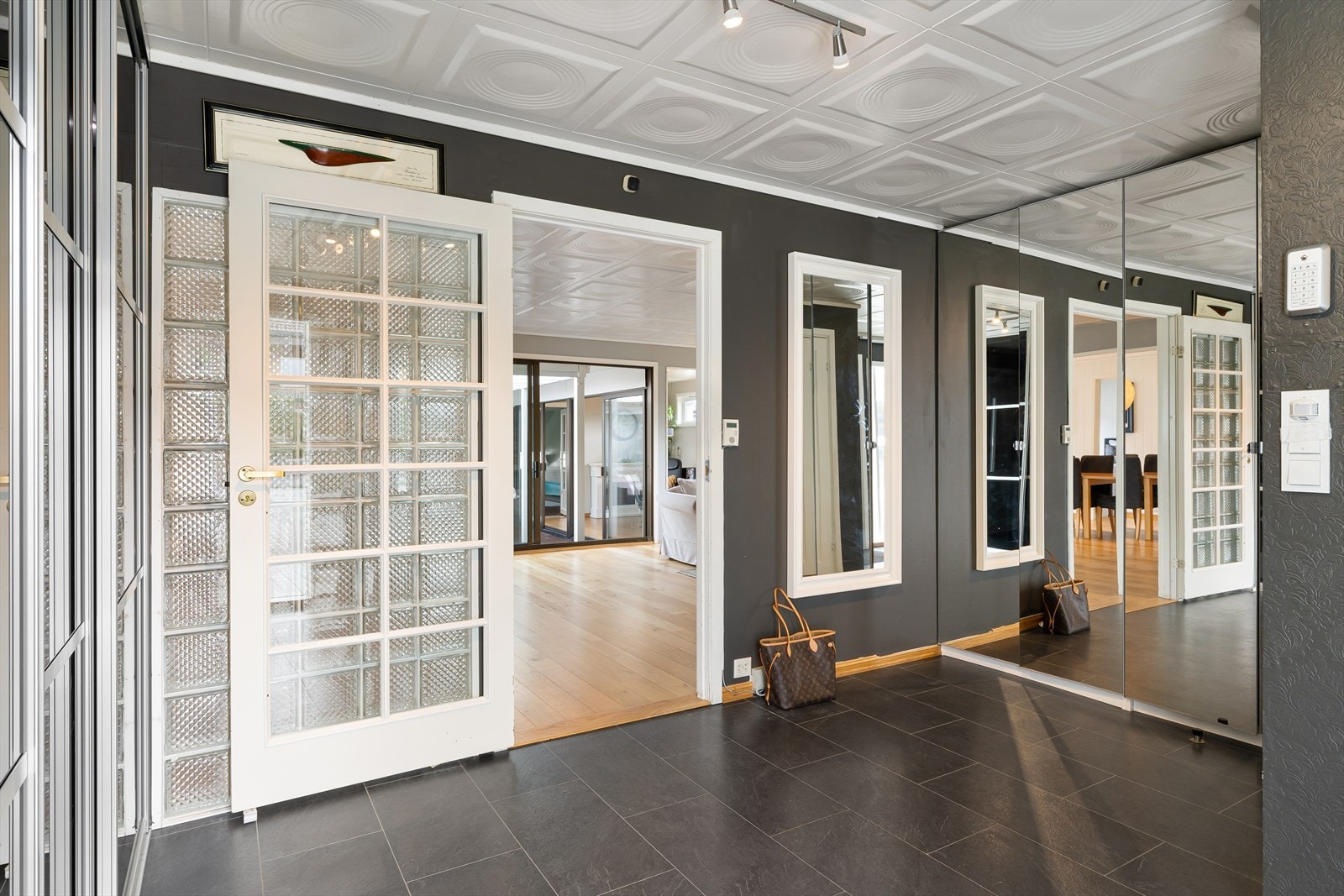 Hall med god skyvedørsgarderobe og gjestetoalett. Plass til oppheng, påkledningsbenk m.m. Naturlig lys gir god atmosfære. Galleribilde