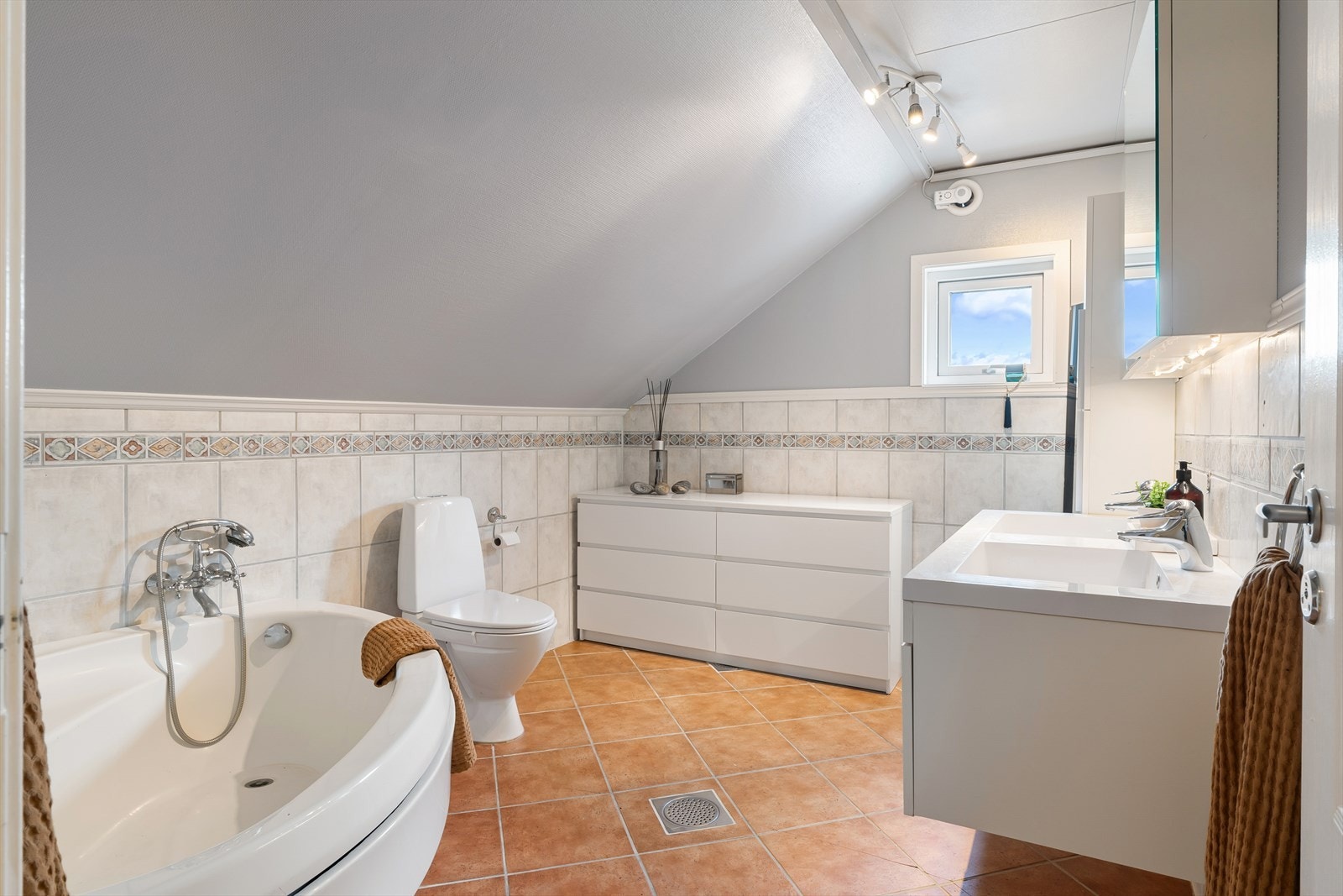 Romslig bad med badekar og god plass for oppbevaring. Galleribilde