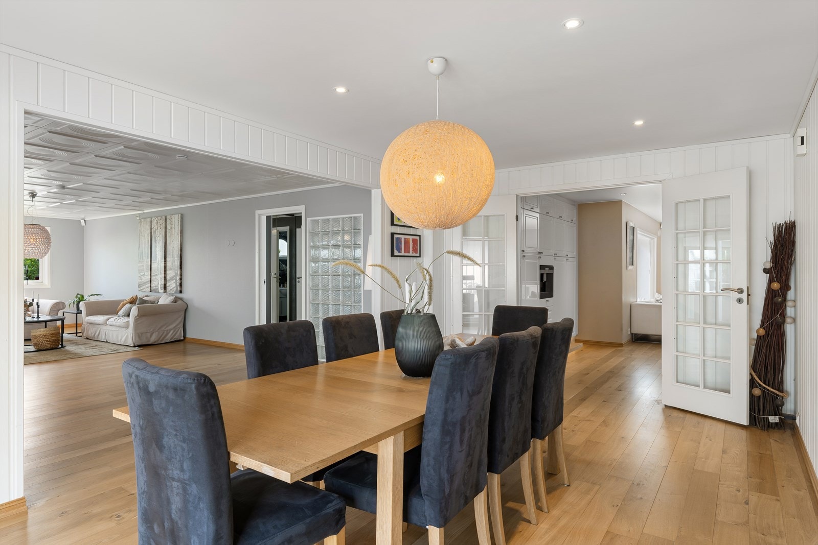 En åpen og luftig stueløsning med ulike naturlige soner og mye naturlig lys via store vindusflater mot atrium. Direkte utg. til romslig atrium, lunt, skjermet og med glasstak over deler. Galleribilde