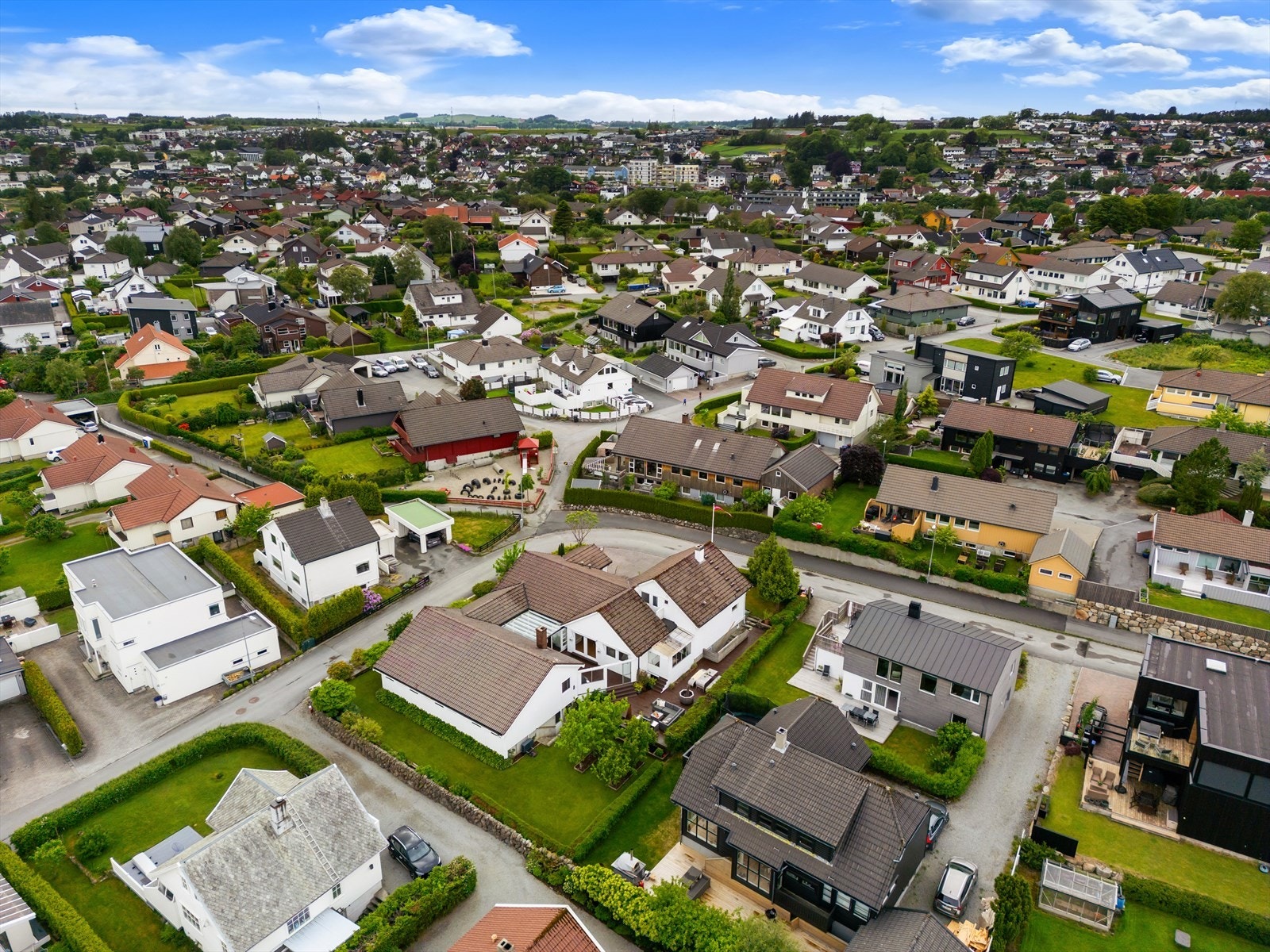 En sjelden sjanse på Ganddal - like ved skolen og vannet. Galleribilde