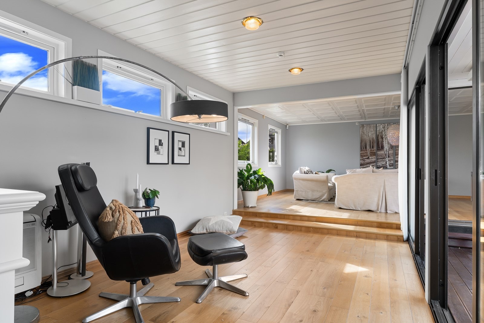 Direkte utgang til lunt og skjermet atrium. Stuen går i vinkel og tar deg videre til bassengområdet. Høy trivsel med mye naturlig lys. Galleribilde