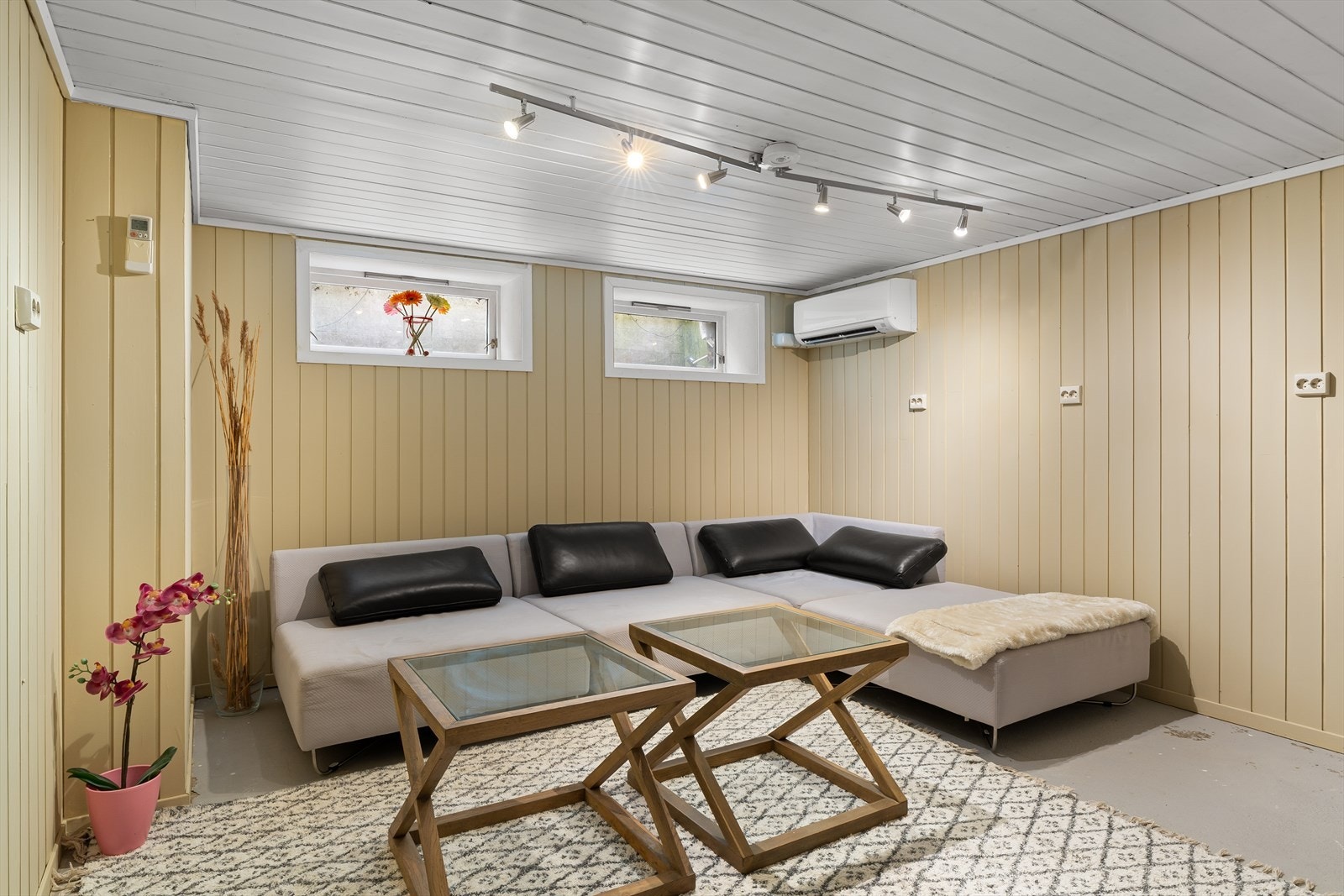 Hobbyrom benyttet som kjellerstue. Perfekt mancave eller kinorom. 7 varmepumper for å regulere ulike soner i huset. Galleribilde