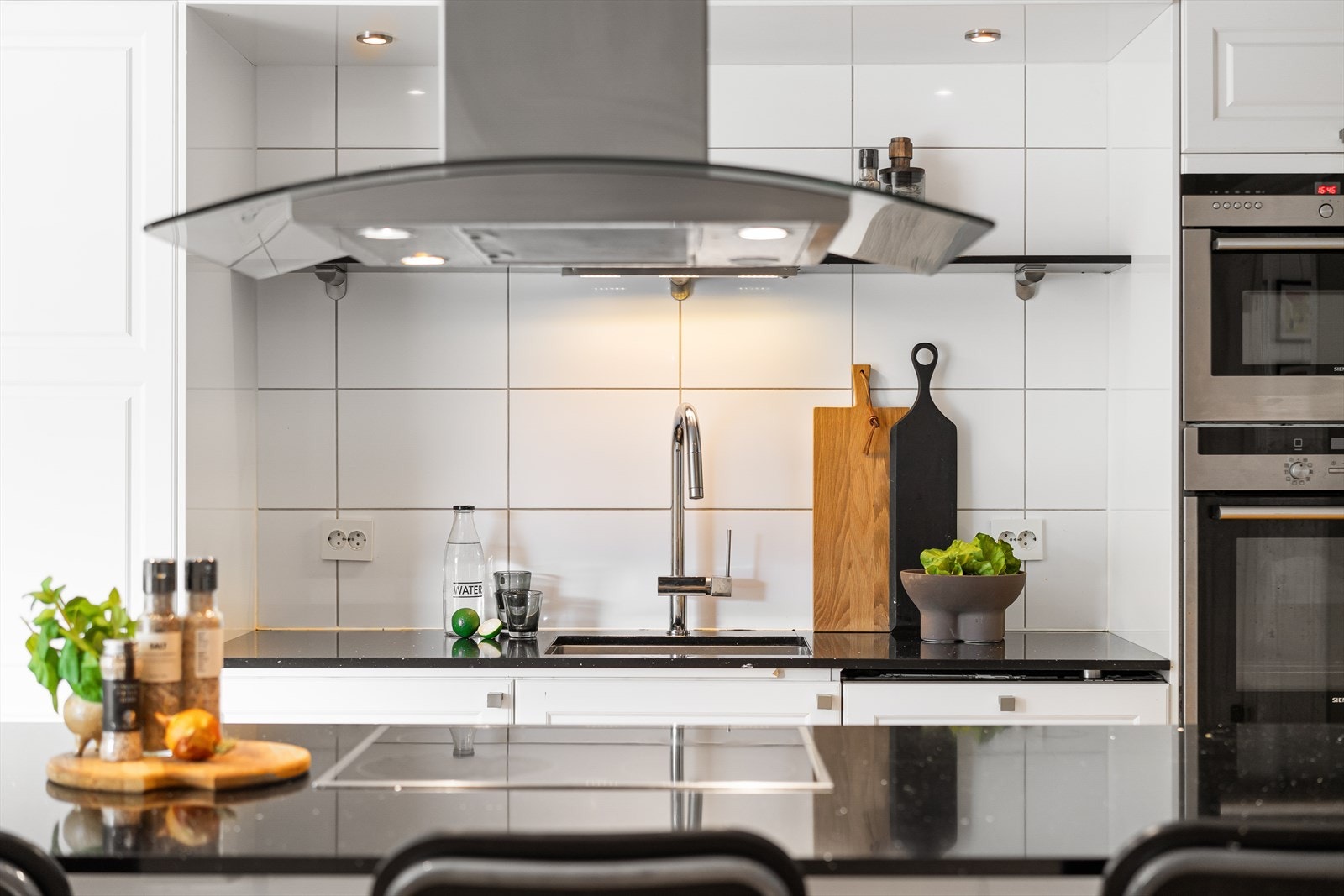 Stort kjøkken med moderne utrustning og mye arbeidsplass. Rikelig med oppbevaring. Galleribilde