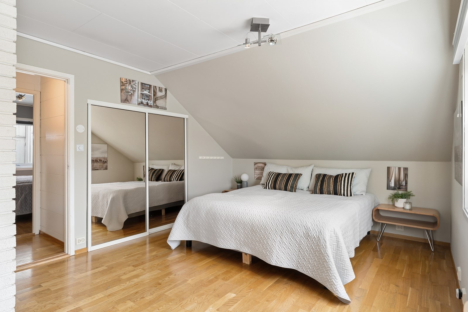 God skyvedørsgarderobe. Romslig ungdomsrom med plass til egen tv-krok og gaming. Perfekt med venner på besøk. Galleribilde