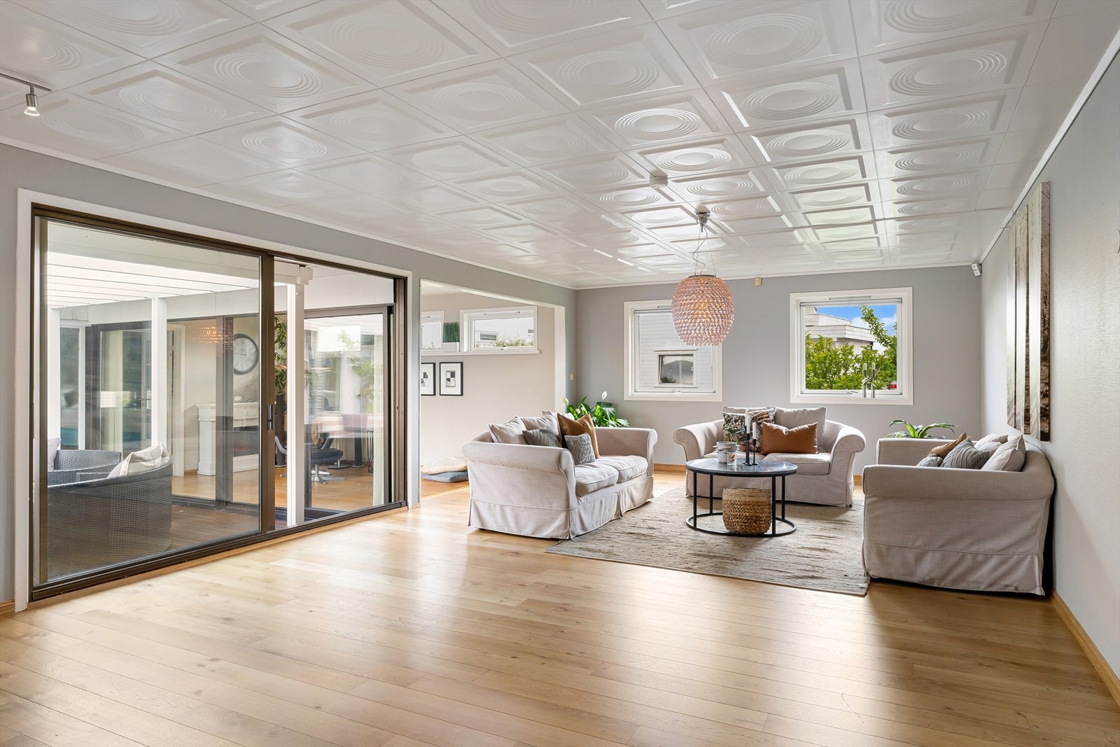 Direkte utgang til lunt og skjermet atrium. Stuen går i vinkel og tar deg videre til bassengområdet. Høy trivsel med mye naturlig lys. Galleribilde