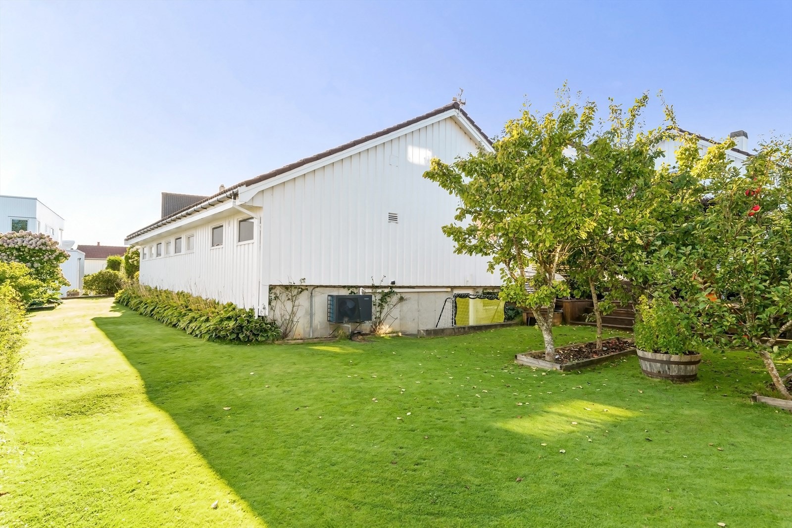 En hage for lek og moro. Boltreplass for alle. En sone for enhver anledning. Nyt solen til ca kl 21:30. Herlige uterom for både grilling, soling og sosial samling. I atrium har du deler under glasstak for le, og varmeovner om du vil sitte sene kvelder. Galleribilde