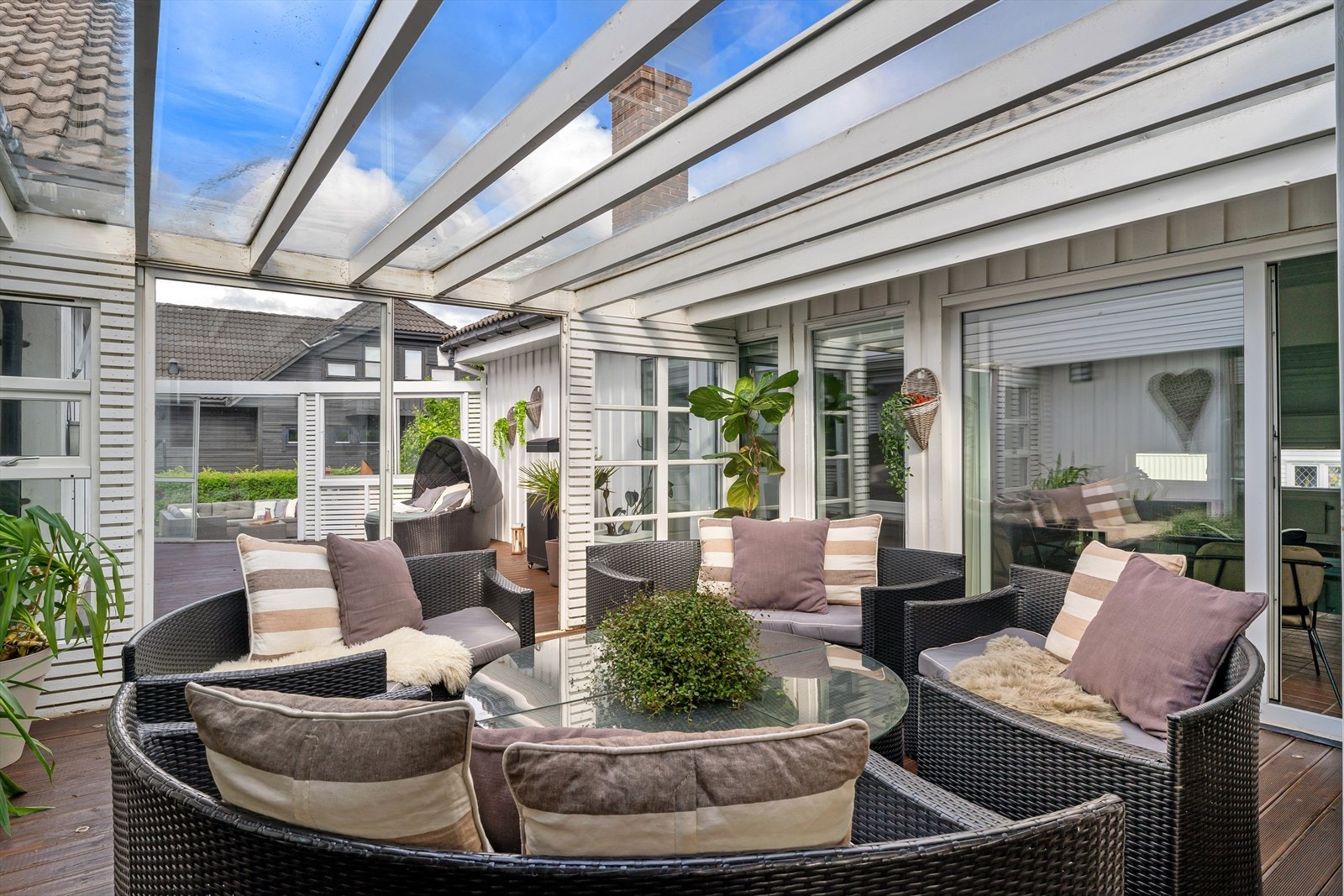 Spotter i terrassedekke og i takutstikk. Et deilig atrium med glasstak på deler. Her nyter du sene kvelder og solrike dager. God plass til flere sittegrupper og soner. Videre passasje til grillområde og hage. Galleribilde