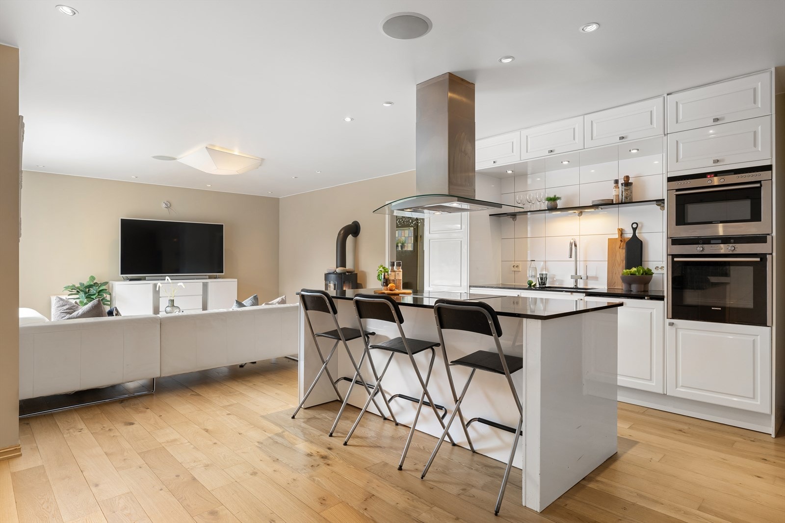 Et meget funksjonelt rom - som innbyr til samling. Velutstyrt kjøkken med god arbeidsplass og barløsning. Egen vegg med høyskap. Galleribilde