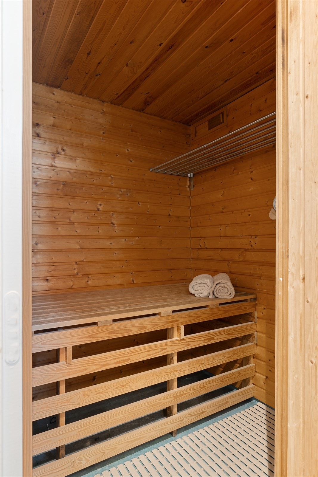 Eget bad i bassengdelen med badstu. Her kan man virkelig kose seg og få gode treningsøkter i motstrømsbasseng m/healing i badstu etterpå. Galleribilde