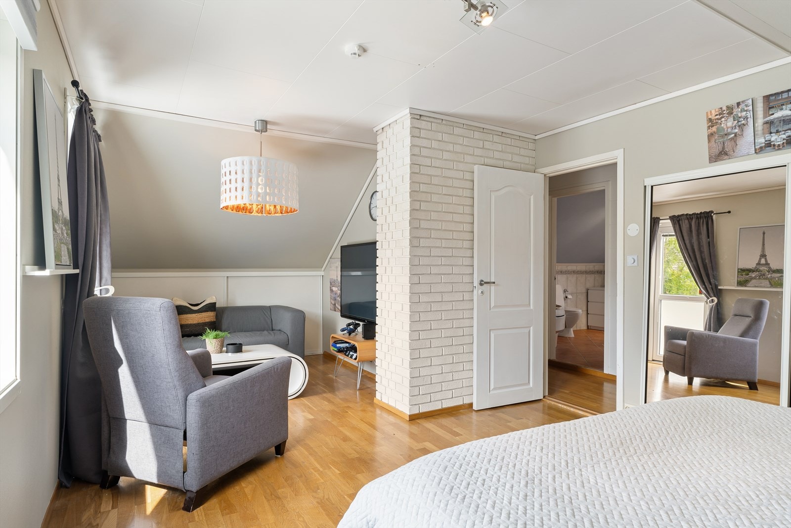 Romslig ungdomsrom med plass til egen tv-krok og gaming. Perfekt med venner på besøk. Galleribilde