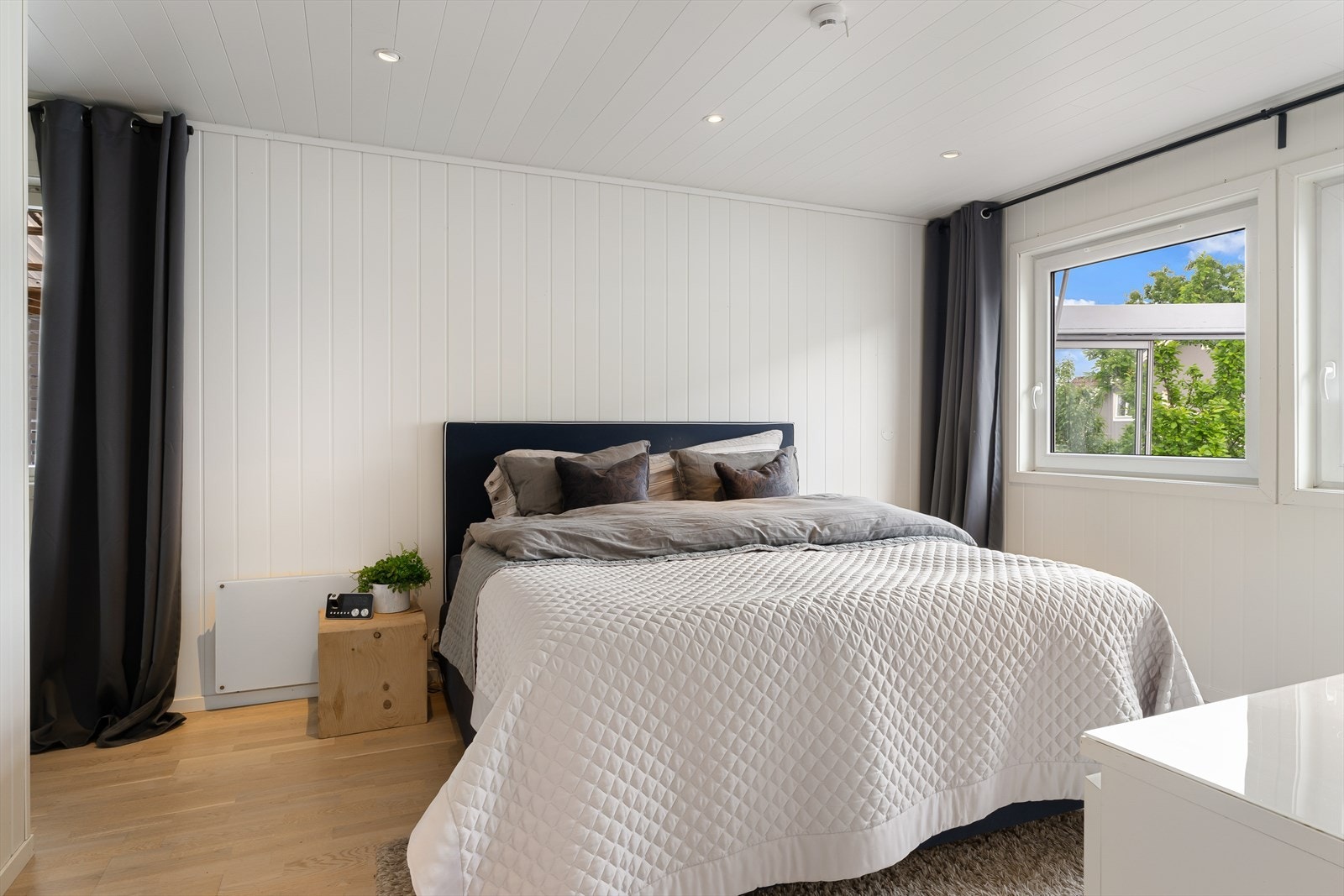 Hovedsoverom i 1. etg med egen walk in garderobe bak skillevegg. Galleribilde