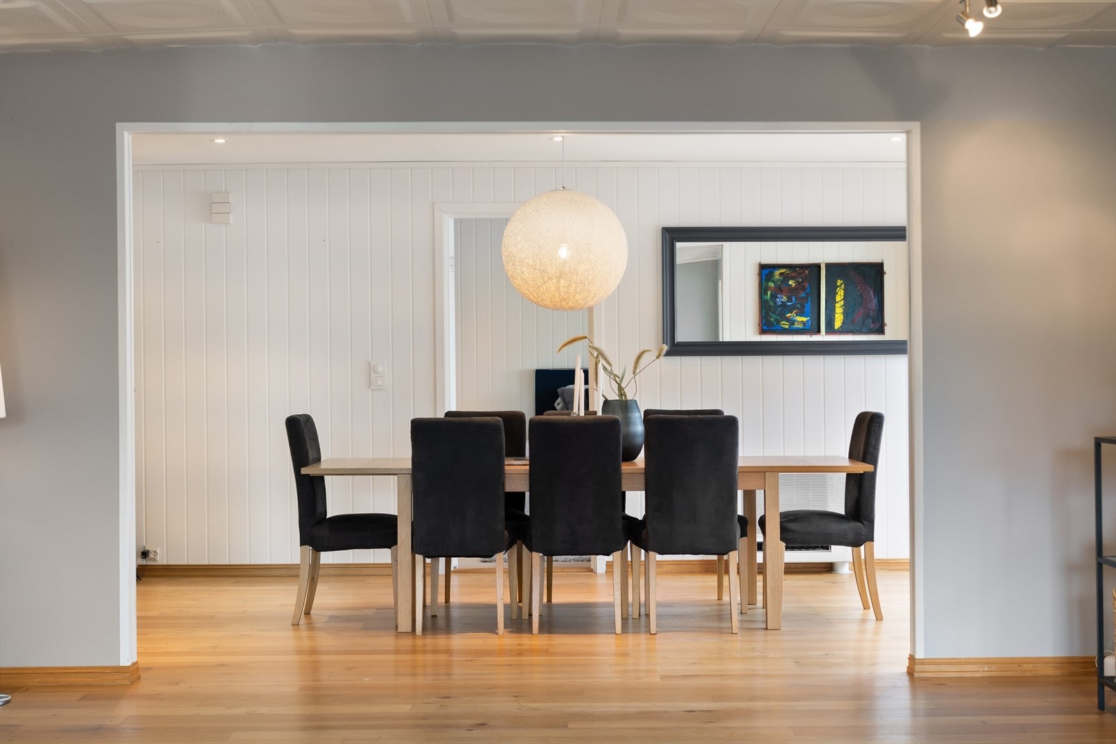 Naturlig lys, store flater og rikelig med plass til møbleringssoner. En fin flyt og en sone for alle. Galleribilde