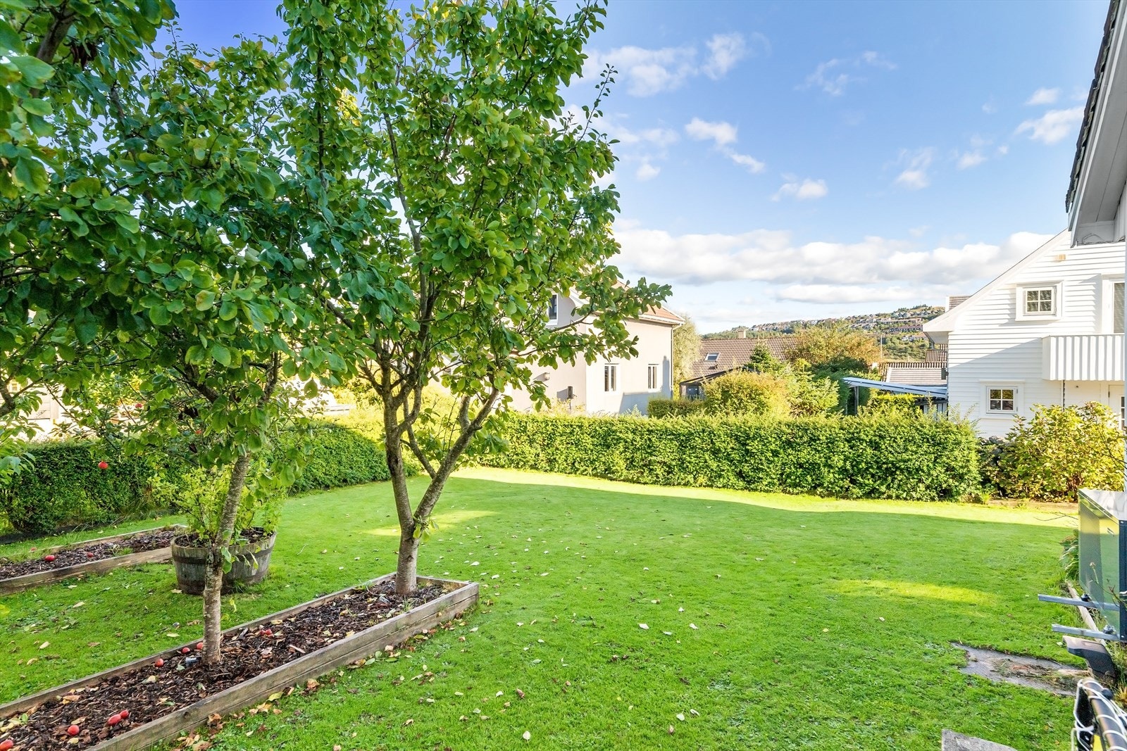 Herlige uterom skaper høy bokvalitet og innbyr til sosial samling. Sol på eiendommen til ca kl 21:30. En sone for enhver anledning. Galleribilde
