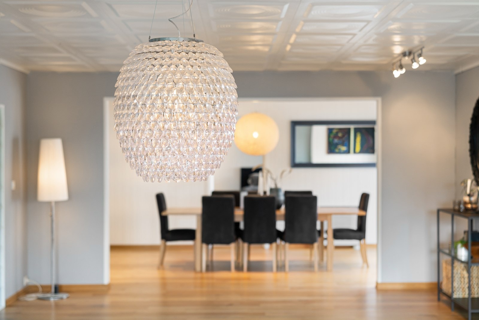 Naturlig lys, store flater og rikelig med plass til møbleringssoner. En fin flyt og en sone for alle. Galleribilde