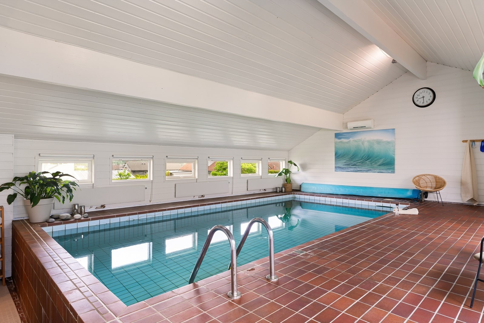 Motstrømsbassen med ny motor og sirkulasjonspumpe m.m. Bassengdelen av huset kan lukkes av eller åpnes både mot stue og atrium. En fin flyt mellom sonene. Eget bad med badstu, og ekstra soverom. Galleribilde