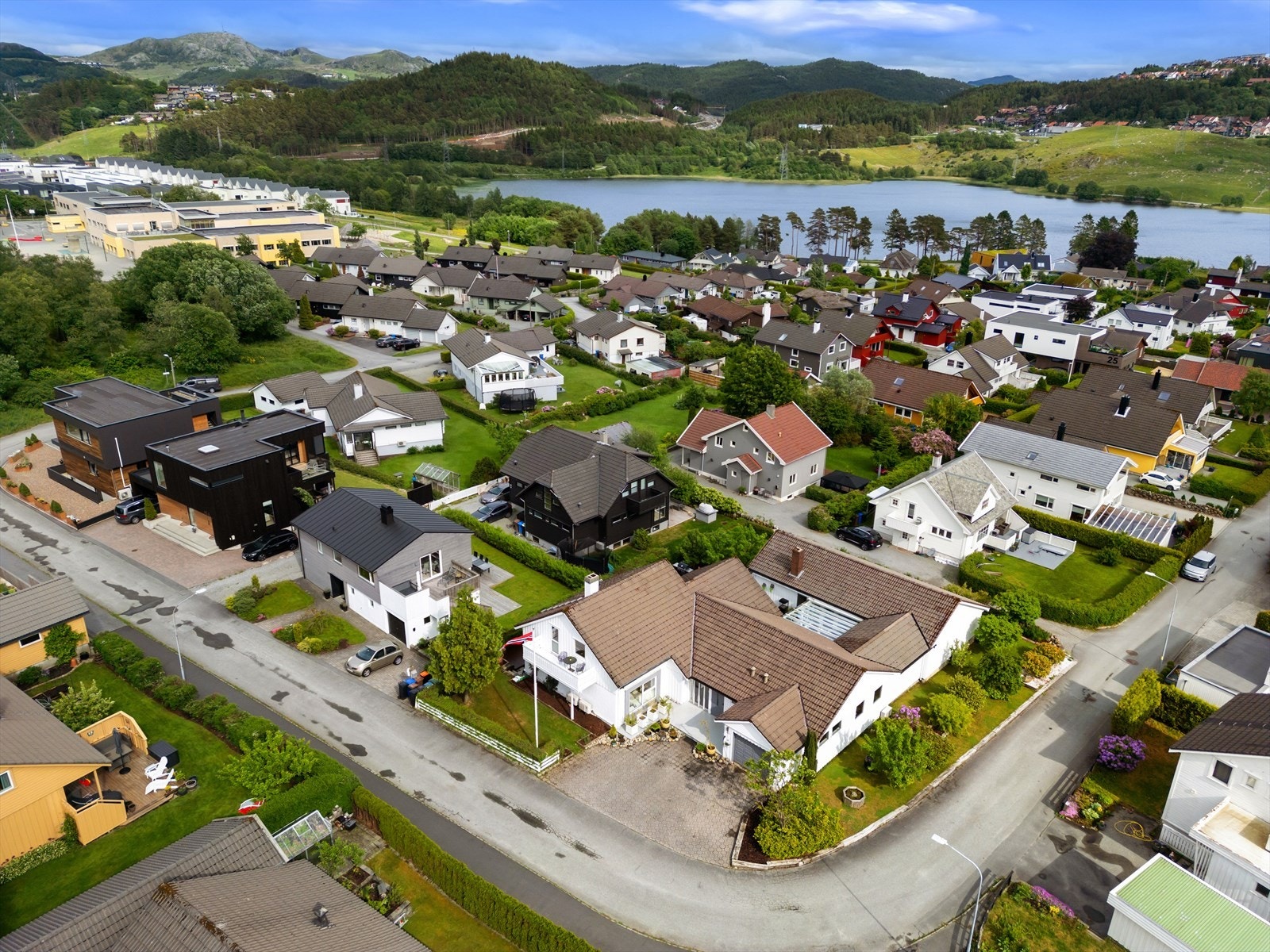 En sjelden sjanse på Ganddal - like ved skolen og vannet. Galleribilde
