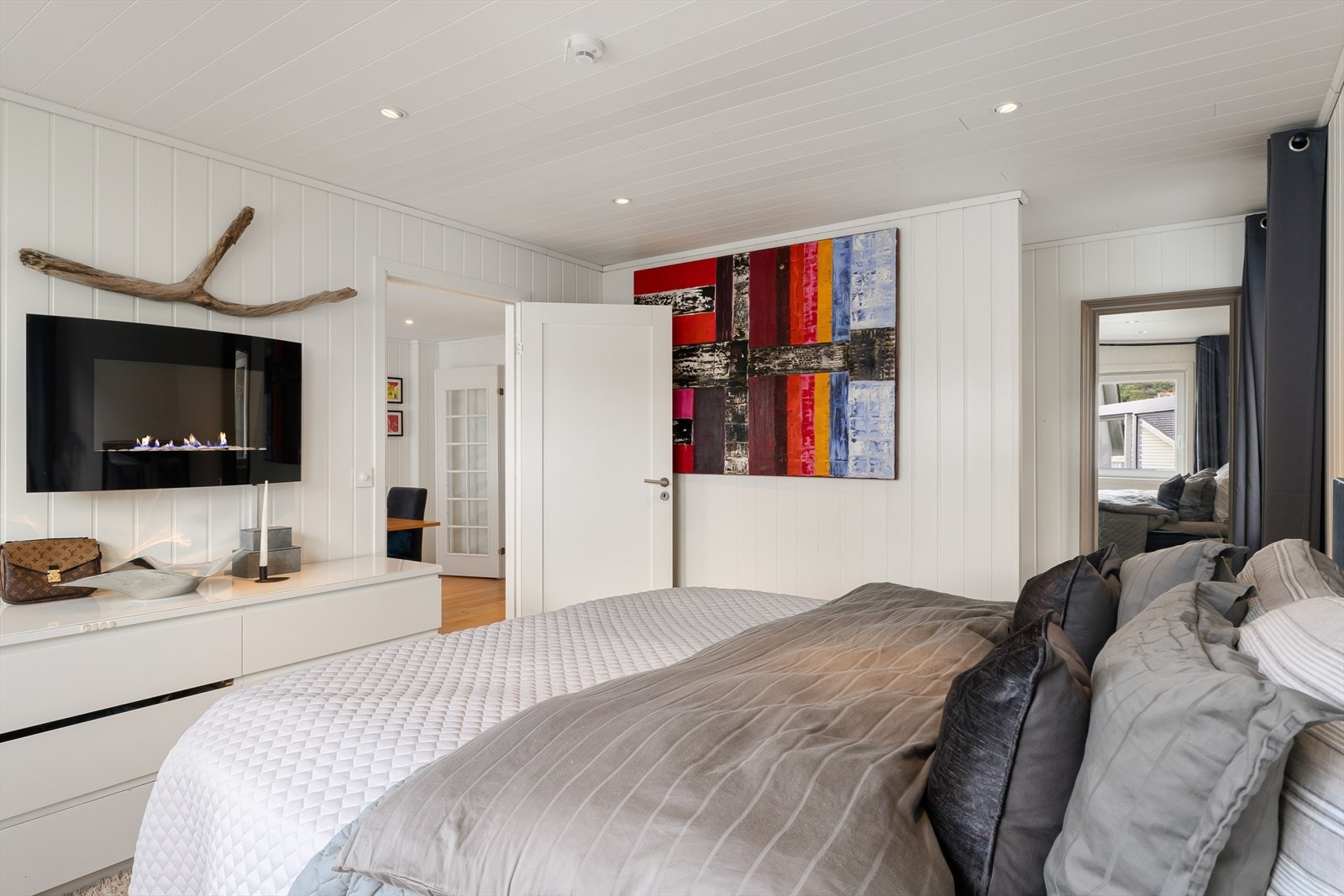 Hovedsoverom i 1. etg med egen walk in garderobe bak skillevegg. Galleribilde