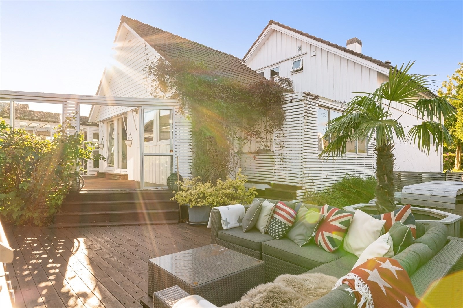 Herlige uterom med store terrasser, lunt atrium med deler under glasstak, hage for lek og solen nytes til kl 21:30 på eiendommen. Galleribilde