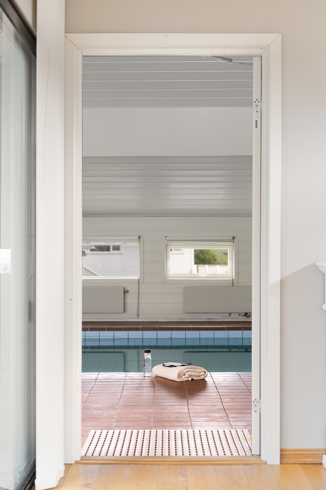 Fra stue til bassengområde. Galleribilde