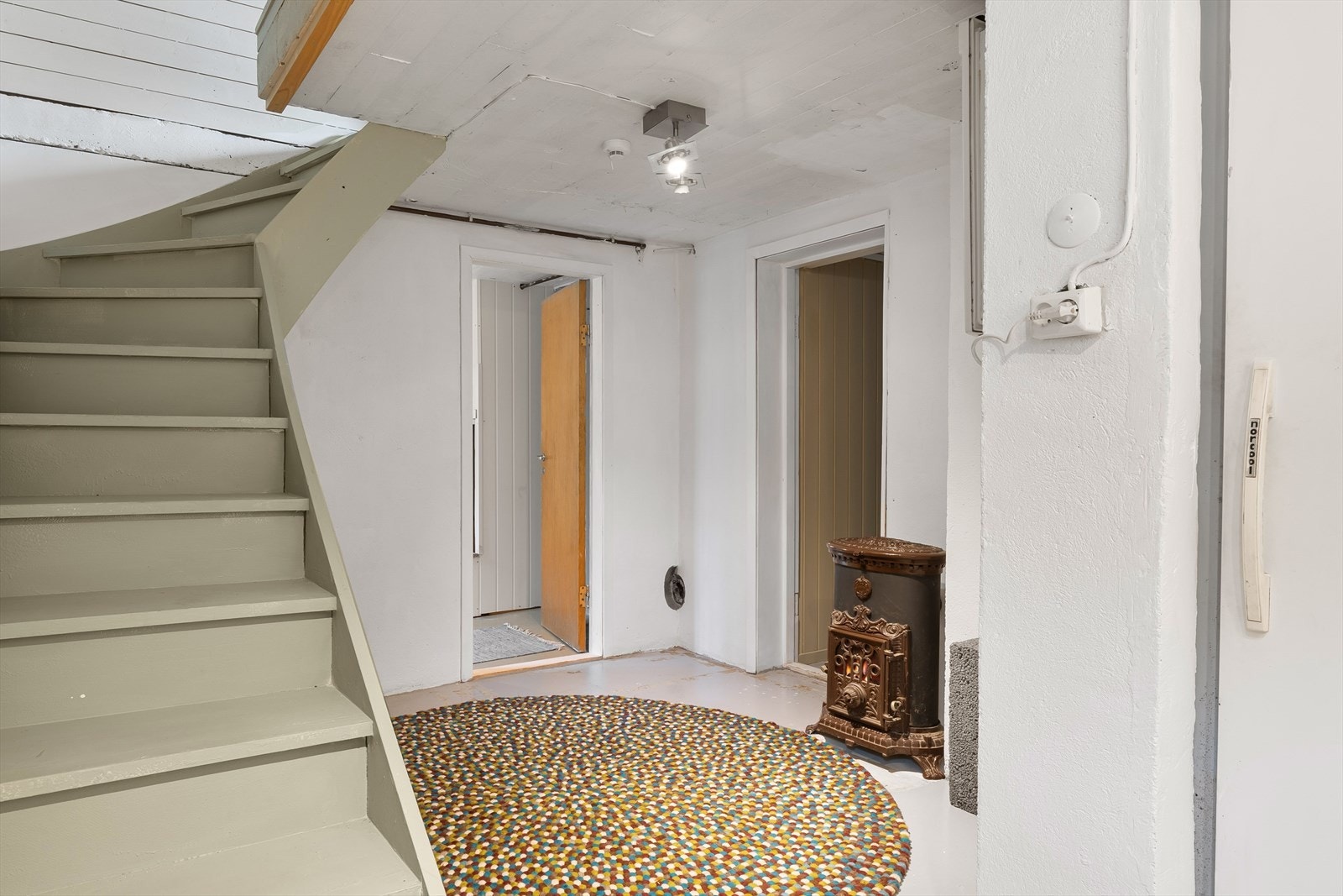 Gang kjeller til hobbyrom benyttet som kjellerstue, vaskerom og verksted. Galleribilde