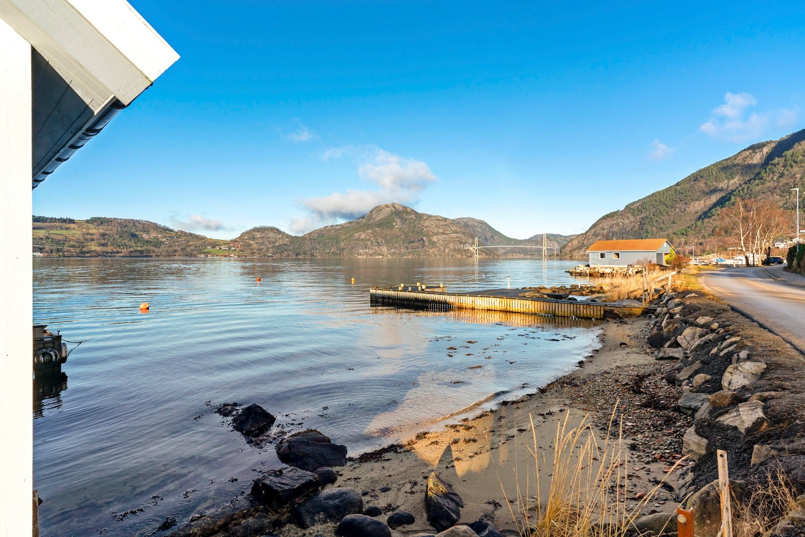 Flott strandpromenade langs hele sjøvegen. Galleribilde