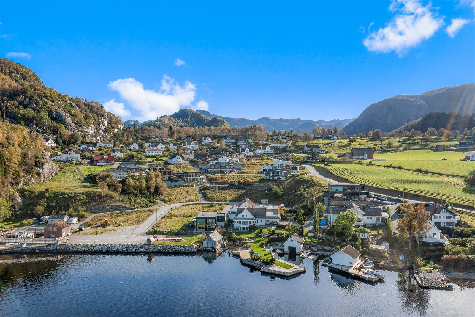 Velkommen til Bergevik Panorama, like i sjøkanten i populære Lysefjorden. Galleribilde