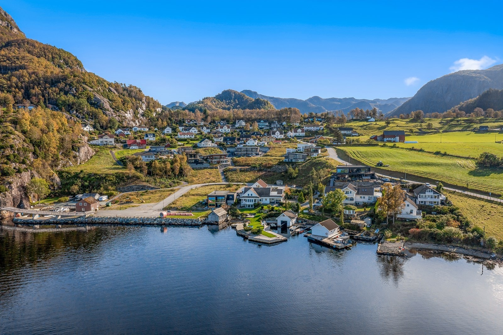 Boligfeltet begynner og ta form med masse nye flotte hus, men det er fremdeles noen tomter igjen., Ta kontakt med megler i dag. Galleribilde