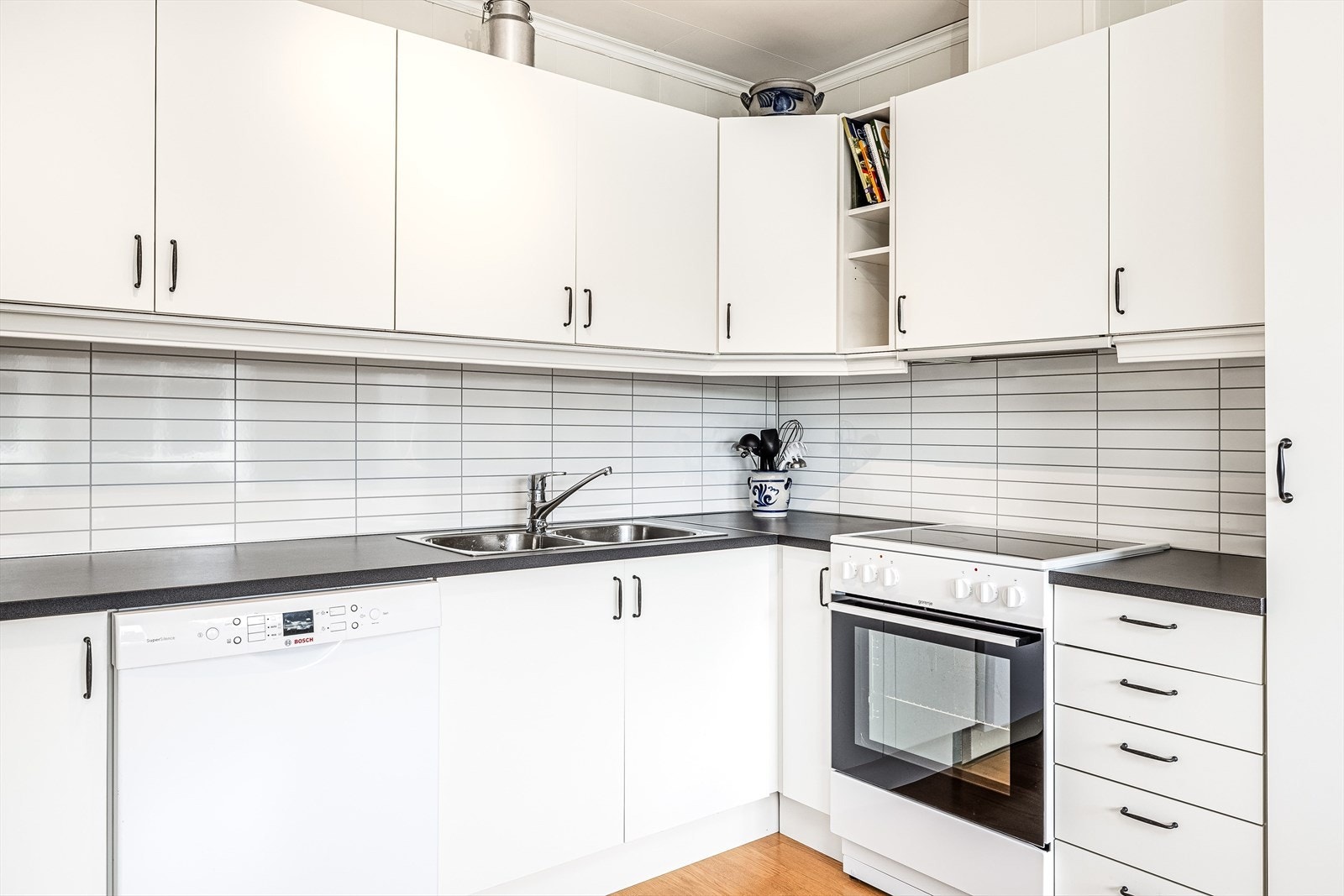 Enkelte oppgraderinger som nye benkeplater og kitchenboards fra 2020. Varmtvannsbereder på 120 liter plassert i kjøkkenbenken. Galleribilde