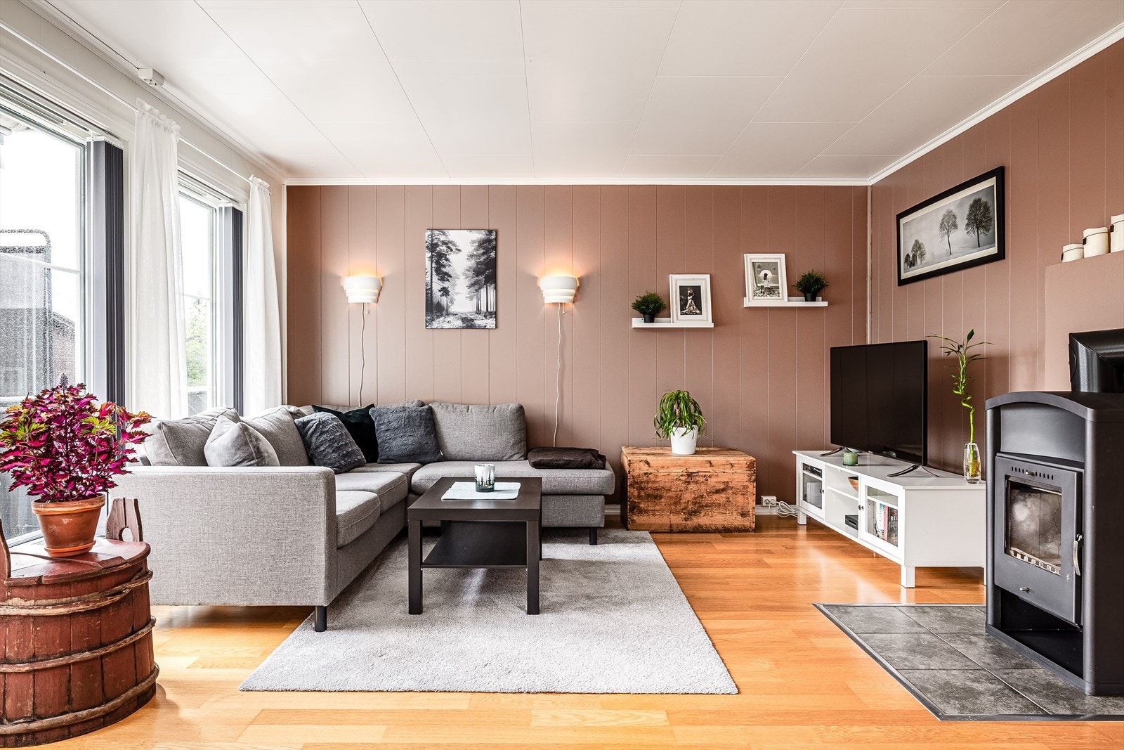 Stuen er enkel å møblere med god plass til sofa og tilhørende tv-møblement. Oppvarming av leiligheten med strøm og vedovn. Galleribilde