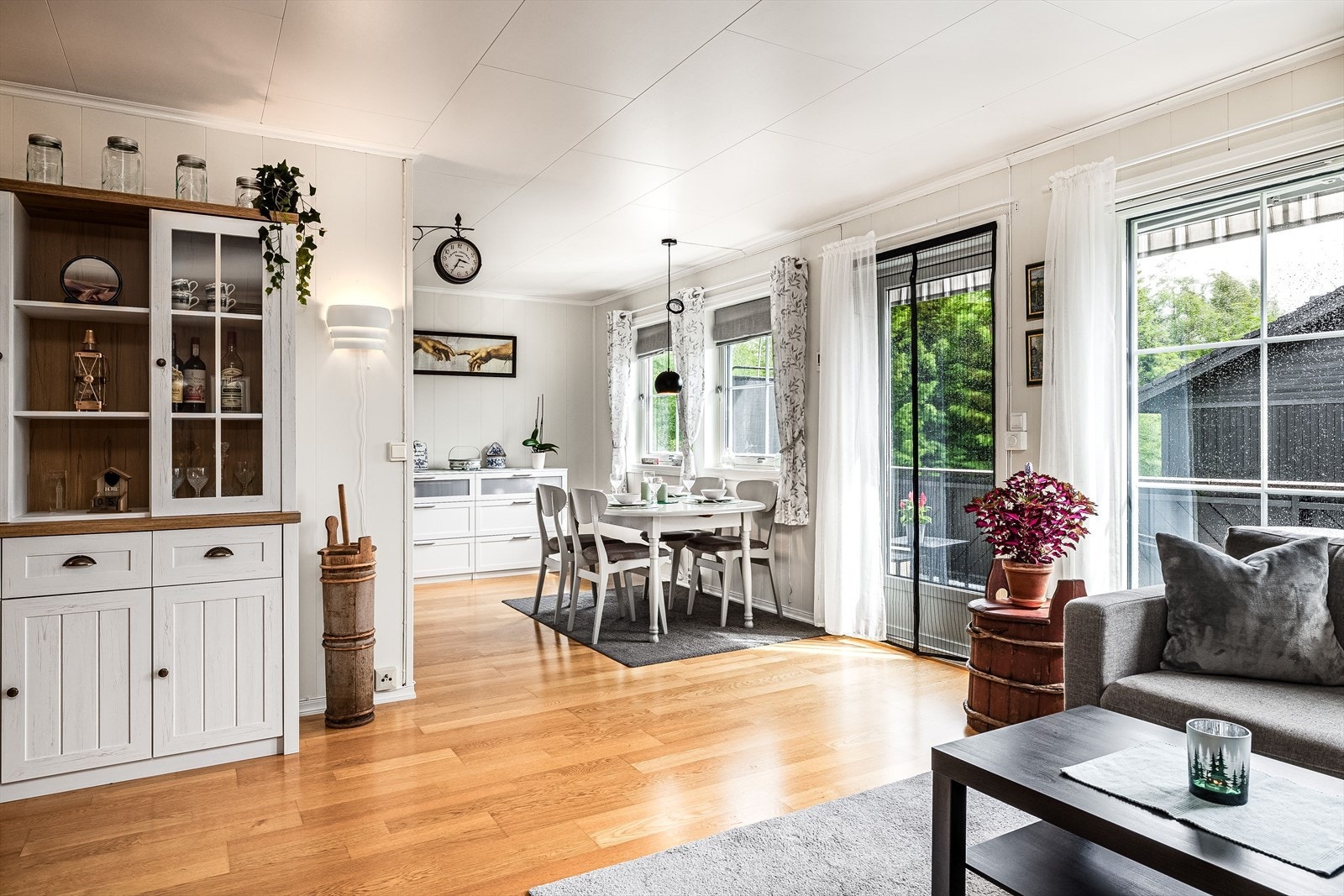 Lys stue med vindusflater som gir godt med naturlig lys i rommet. Galleribilde
