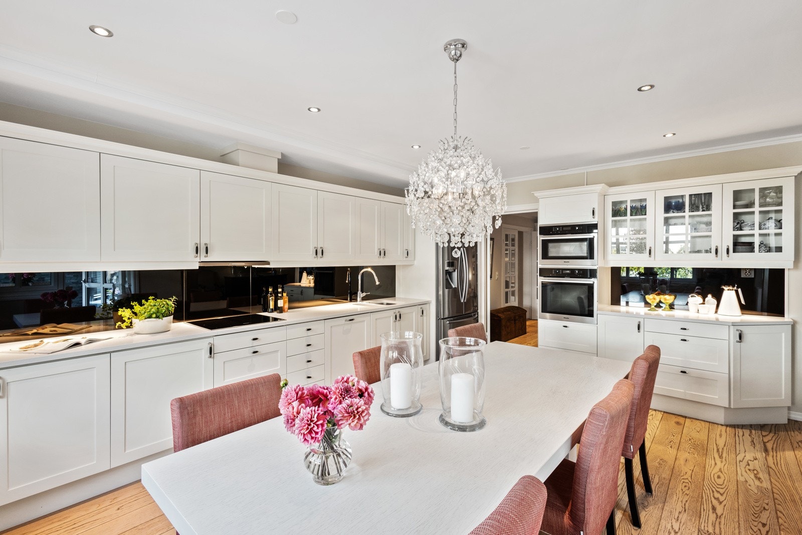 Sosialt og fint kjøkken med integrerte hvitevarer av høy kvalitet Galleribilde