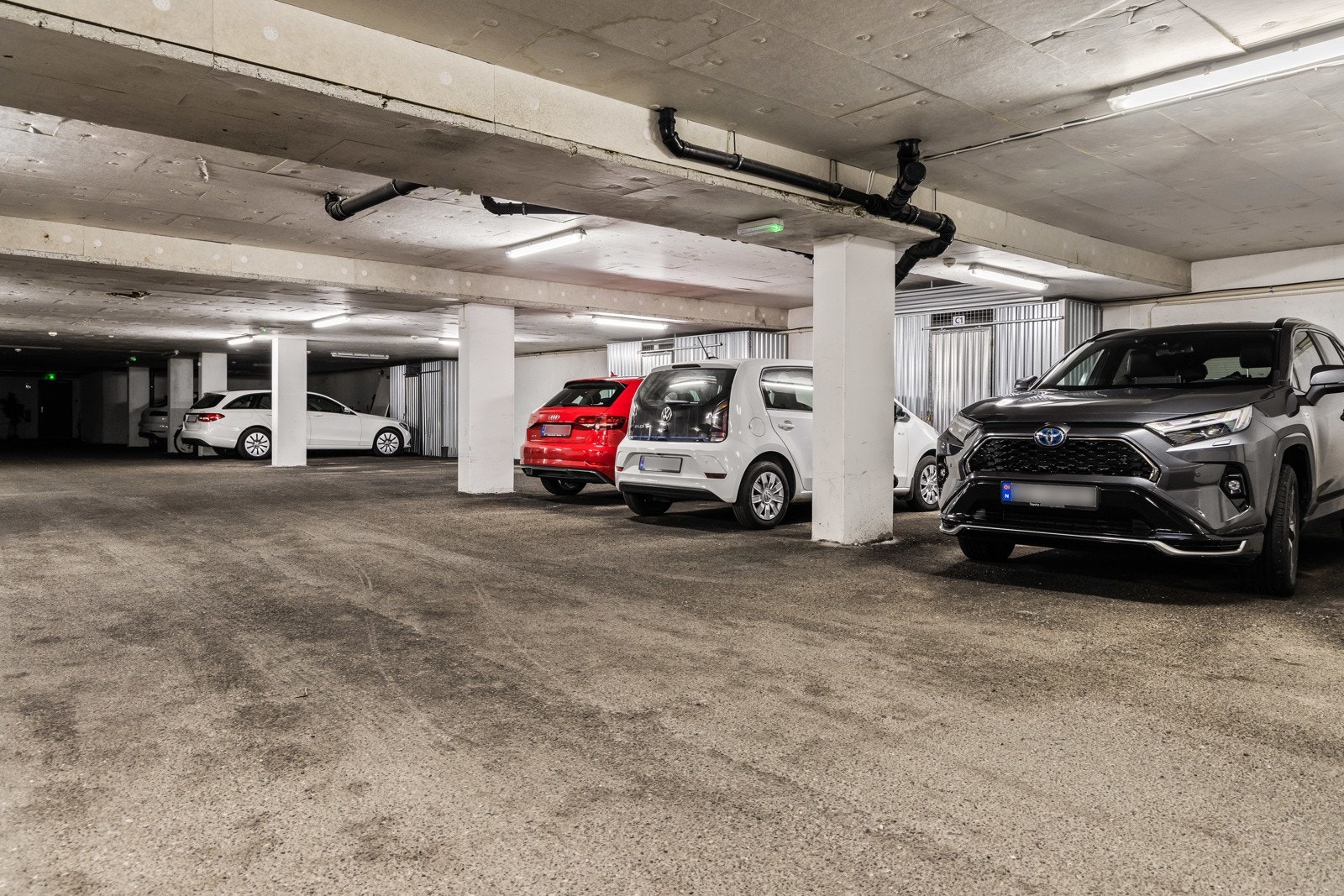 Oppvarmet garasjekjeller med 2 plasser som følger seksjonen Galleribilde