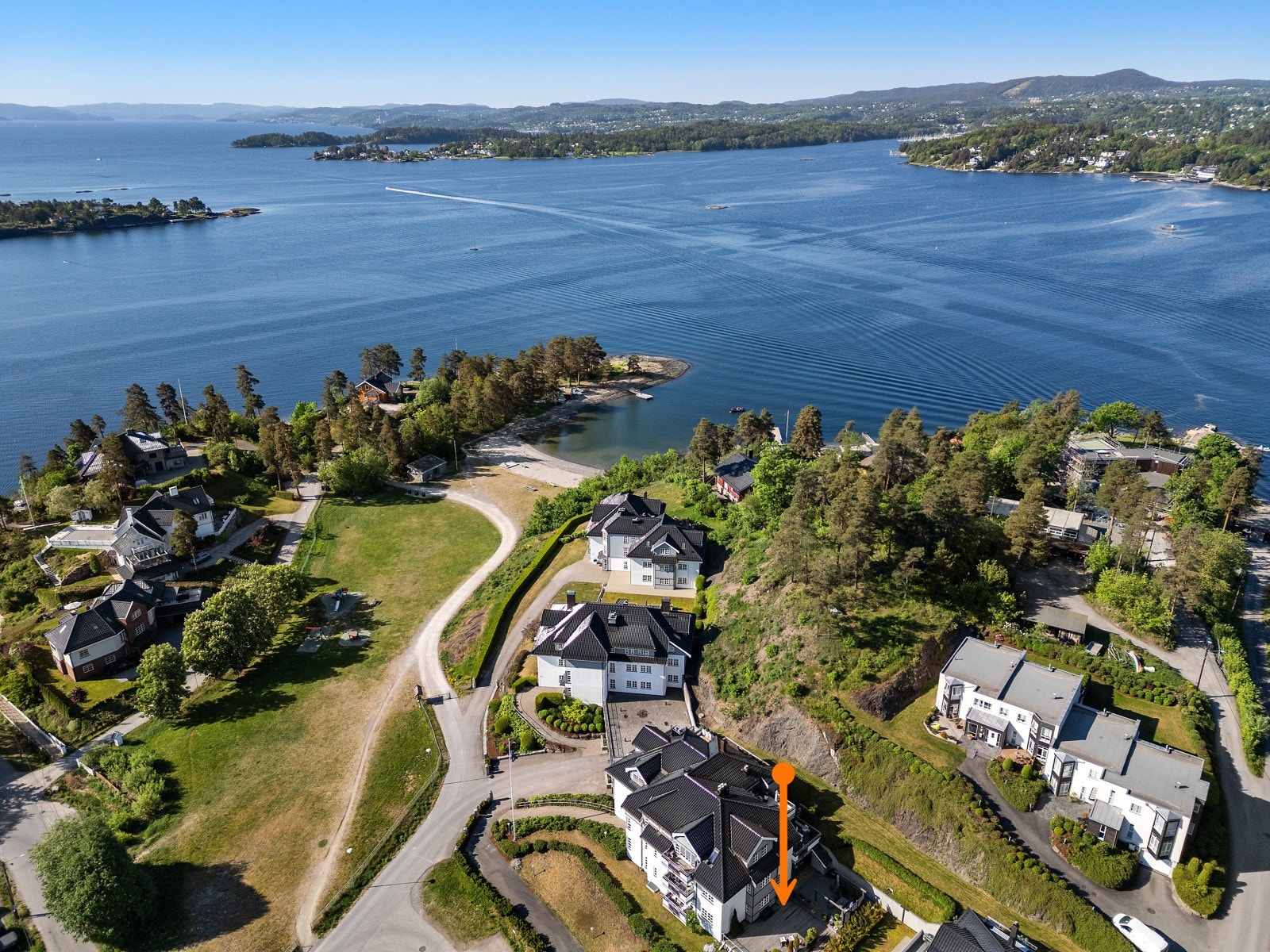 Idyllisk belliggende nær sandstrand og flotte turstier. Leiligheten markert Galleribilde