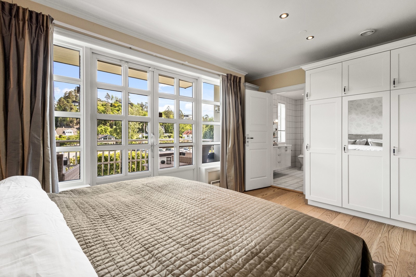 Hovedsoverommet har eget bad med badekar Galleribilde