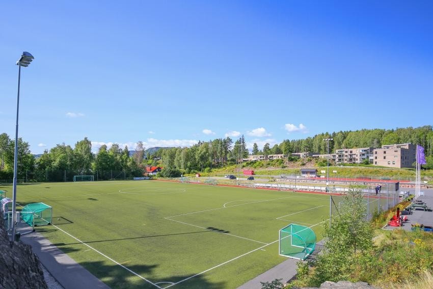 Godt idrettstilbud på Nesøya med bl.a. 2 kunstgressbaner, 6 tennisbaner, løpebane, Tuftepark, seilklubb m.m. Galleribilde