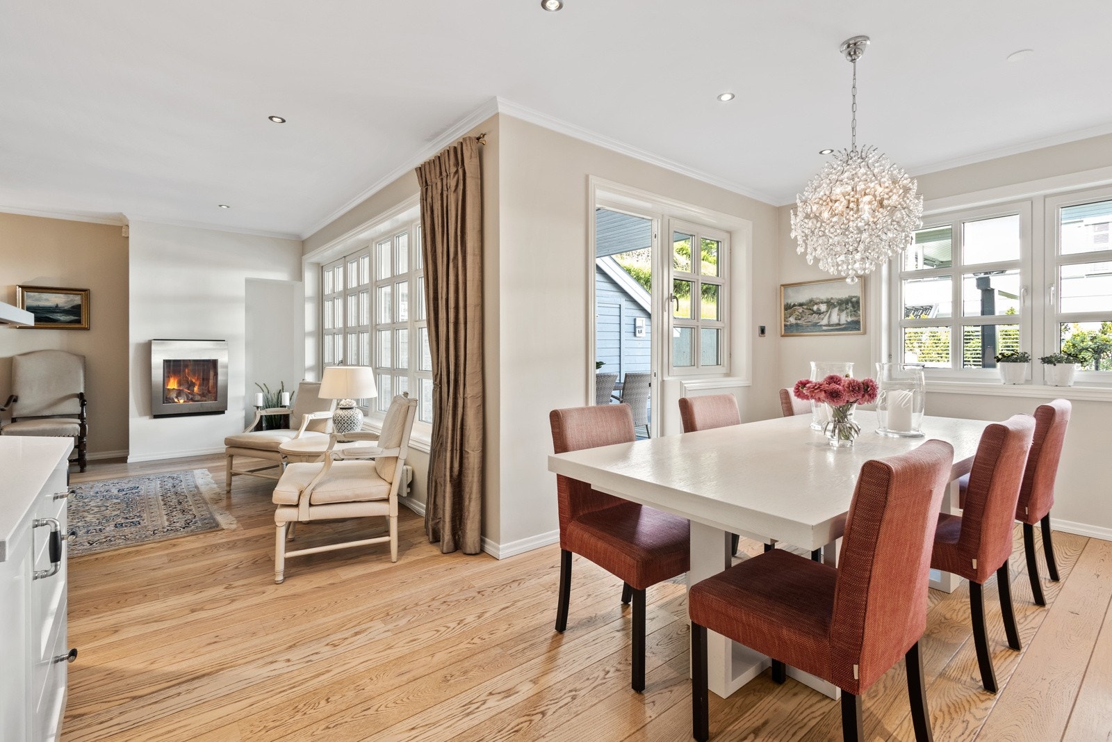 Romslig kjøkken med god spiseplass Galleribilde