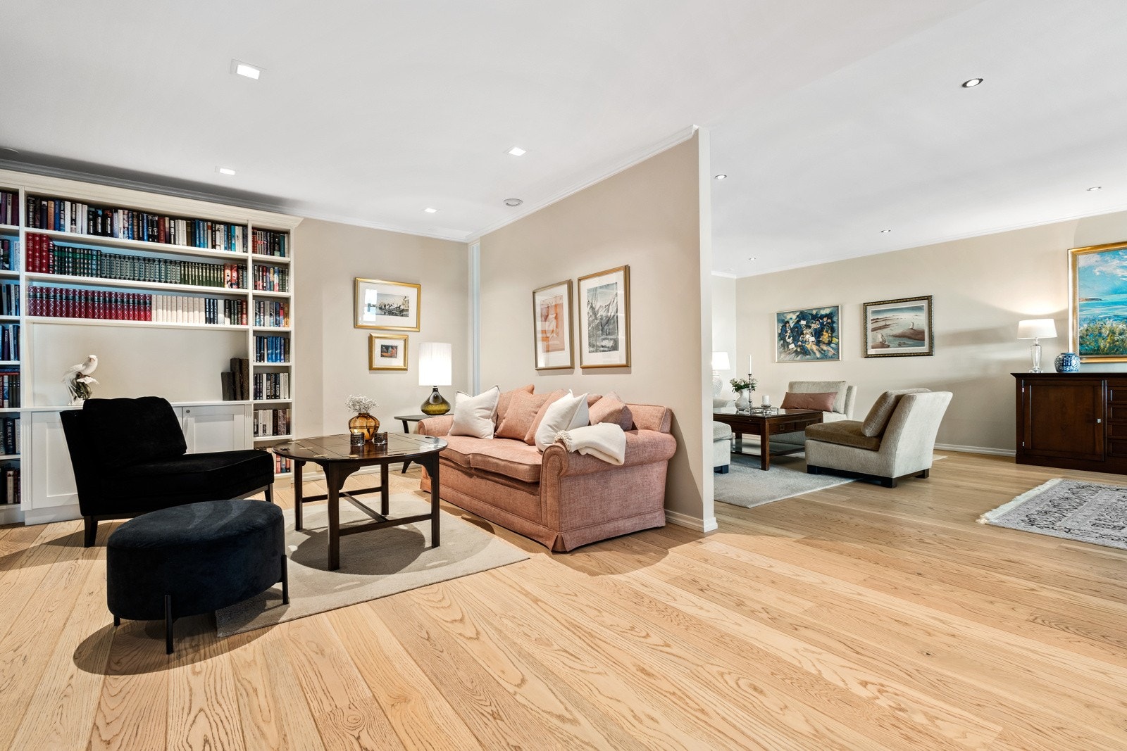 Stue med plass til flere sittegrupper Galleribilde