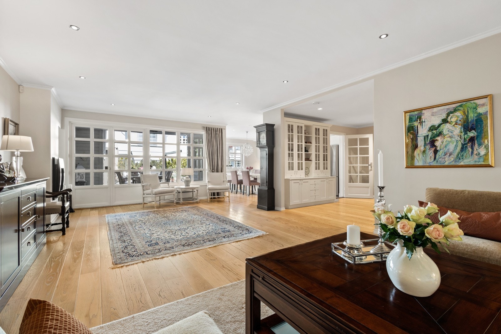 Stor stue med gasspeis og utgang til terrasse Galleribilde