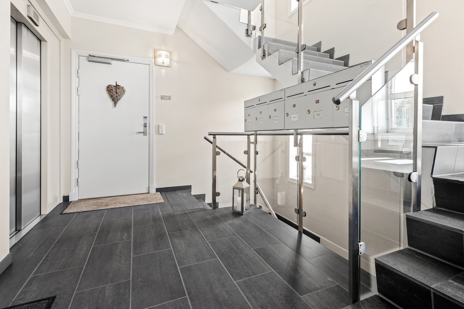 Flotte fellesarealer. Heisadkomst ned til de to garasjeplassene som medfølger seksjonen Galleribilde