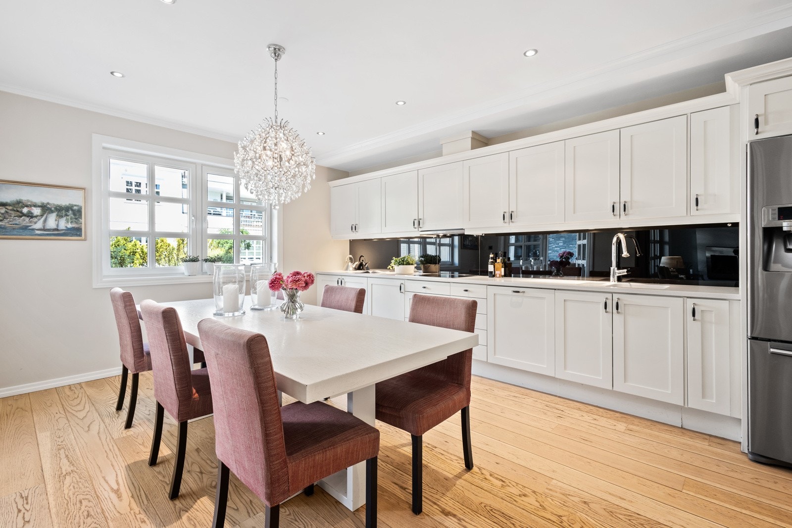 Flott kjøkken med god benk- og skapplass Galleribilde