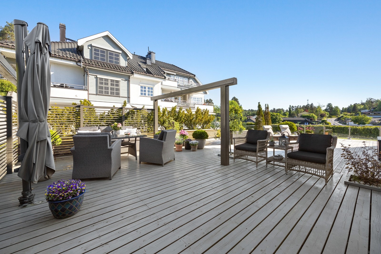 Flott solrik terrasse med plass til flere sittegrupper Galleribilde