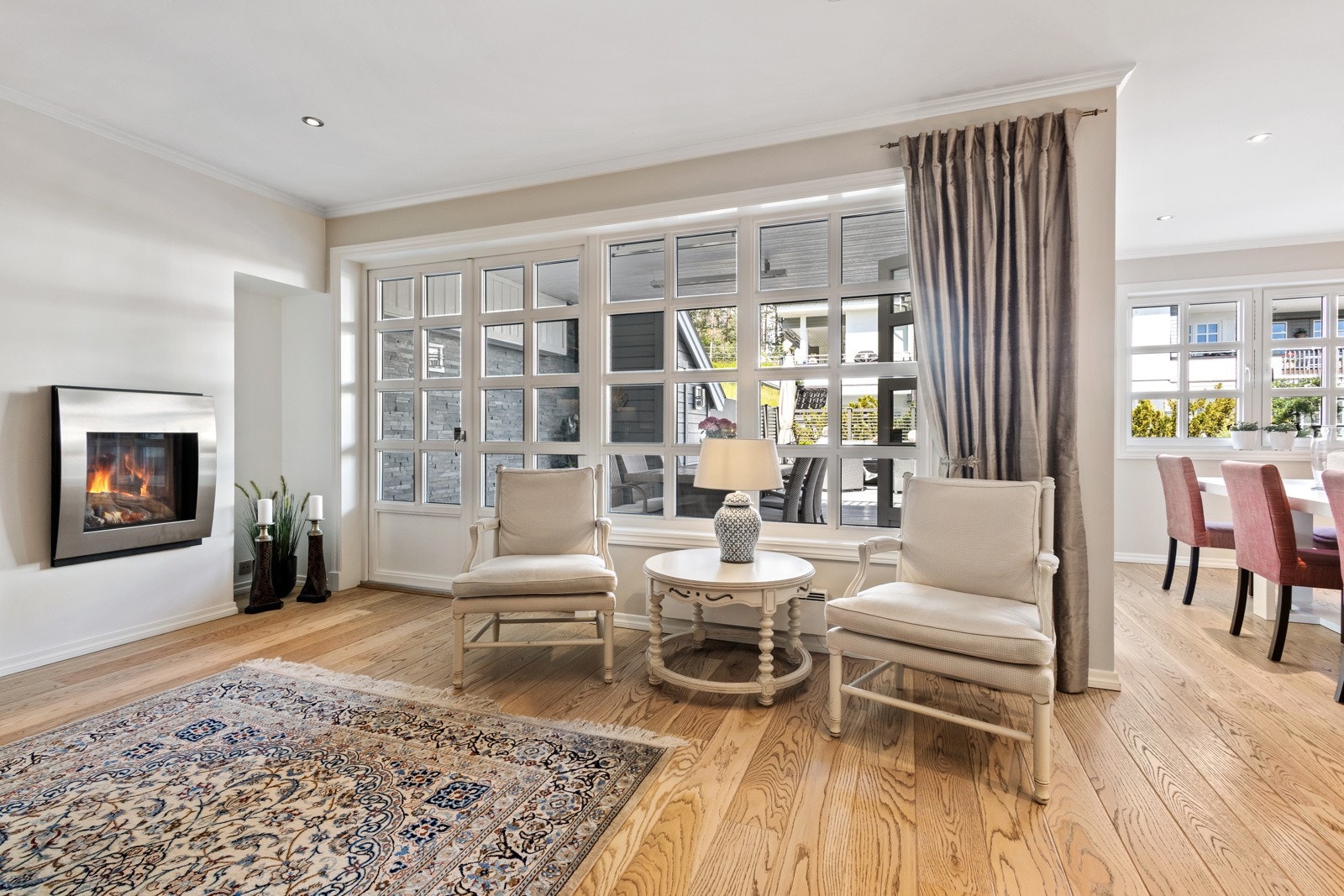 Romslig stue med god plass til både salong og spisestue Galleribilde