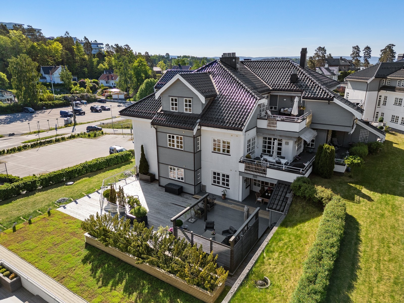 Stor terrasseleilighet med idyllisk belliggenhet ytterst på Nesøya Galleribilde