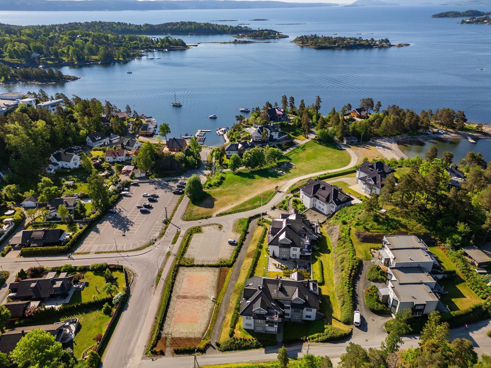 Flott beliggenhet med egen tennisbane i sameiet Galleribilde