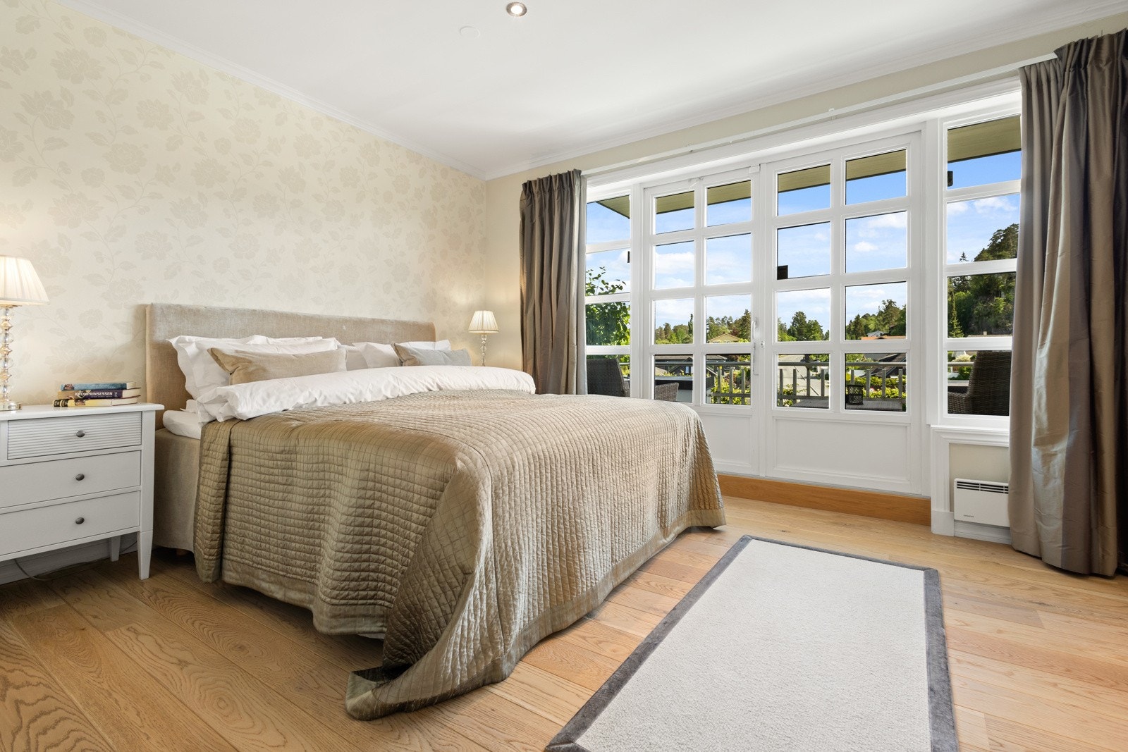 Hovedsoverom med utgang til balkong med morgensol og sjøutsikt Galleribilde